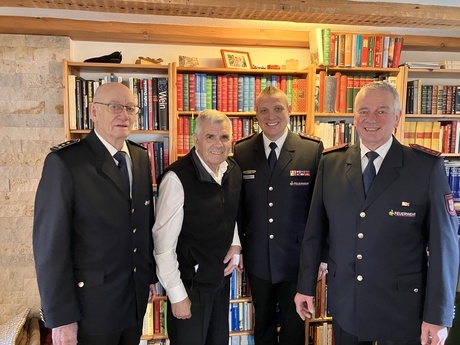 Zum 75. Geburtstag von Waldemar Schill (2. von links) gratulieren, von links: Walter Müller, Patrick Gutmann und Werner Winter. In der Bildergalerie aus dem Jahr 2019 findet sich ein Artikel über Waldemar Schill. Zum 75. Geburtstag von Waldemar Schill (2. von links) gratulieren, von links: Walter Müller, Patrick Gutmann und Werner Winter. In der Bildergalerie aus dem Jahr 2019 findet sich ein Artikel über Waldemar Schill.