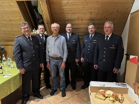 Zum 75. Geburtstag von Reinhard Oberrieder (3. von links) gratulierten von links: Dieter Kremp, Jürgen Brüchig, Stefan Berger, Thomas Gauchel und Werner Winter Zum 75. Geburtstag von Reinhard Oberrieder (3. von links) gratulierten von links: Dieter Kremp, Jürgen Brüchig, Stefan Berger, Thomas Gauchel und Werner Winter