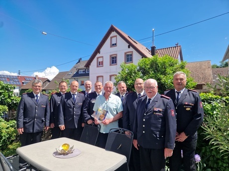 Ehrenfeuerwehrmann Werner Winter (in zivil) wurde 70. Jahre alt. Es gratulierten (von links): Ehrenkommandant Dieter Kremp, Jürgen Brüchig, Stefan Graner, Andi Kauder, Patrick Gutmann, Thomas Gauchel, Feuerwehrkommandant Stefan Berger, Ehrenfeuerwehrmann Josef Hügele und Armin Spindler Ehrenfeuerwehrmann Werner Winter (in zivil) wurde 70. Jahre alt. Es gratulierten (von links): Ehrenkommandant Dieter Kremp, Jürgen Brüchig, Stefan Graner, Andi Kauder, Patrick Gutmann, Thomas Gauchel, Feuerwehrkommandant Stefan Berger, Ehrenfeuerwehrmann Josef Hügele und Armin Spindler