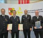 Von links: Martin Ziegler und Alexander Brinkmann erhalten das Dt. Feuerwehr-Ehrenkreuz in Bronze von KFV VV Christoph Zachow. Stadtdirektor Ralf-Jrg Hohloch aus Freiburg erhielt fr seine langjhrigen Verdienste um den KFV die Ehrennadel des Verbandes in Gold. (Bildquelle Marco Morath, KFV) 